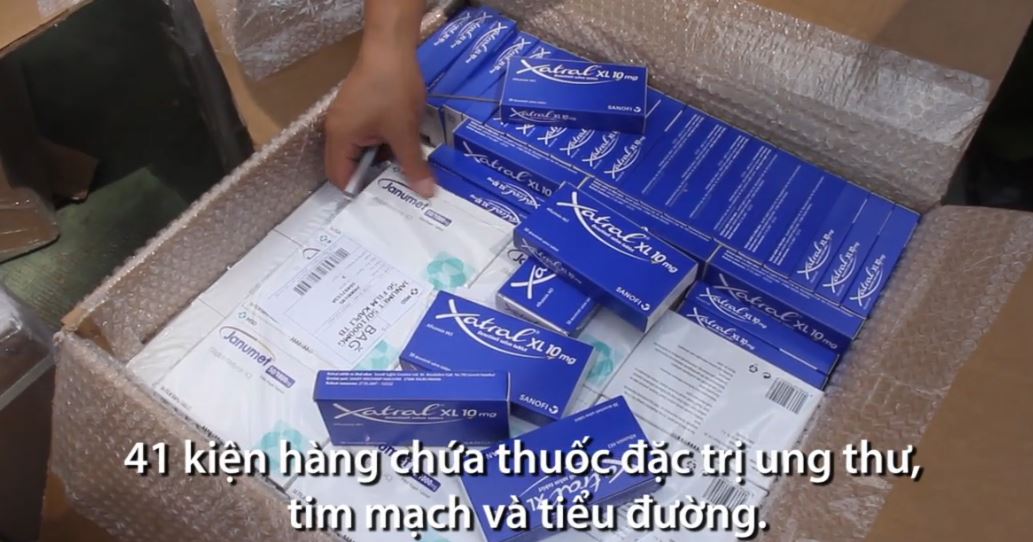 Bộ Công an sáng nay bắt giữ một xe tải chứa 41 kiện hàng mang nhiều loại thuốc đặc trị nhập lậu. Tài xế khai không biết loại hàng hóa trong xe và được trả công 400 nghìn mỗi 