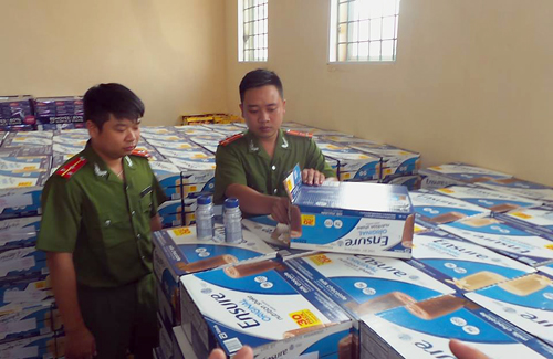 Hà Nội: Bắt 7.600 chai sữa ensure không được bán ở Việt Nam