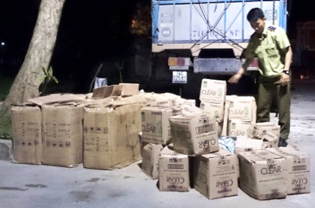 Bắt vụ vận chuyển 25.900 gói dầu gội Clear giả tại Quảng Bình
