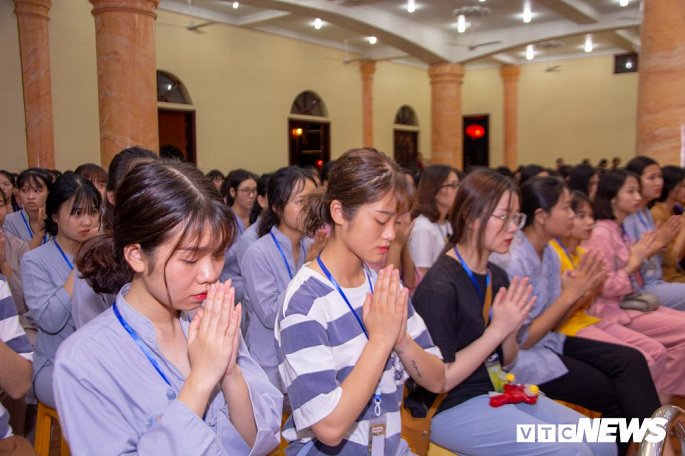 Tới khóa tu mùa hè, các em học sinh sẽ được giảng sư giảng về công ơn cha mẹ, đức sống tri ân và đền ân, được chia sẻ những phương pháp thực hành vượt qua nghịch cảnh, thử thách, chông gai trong cuộc sống.