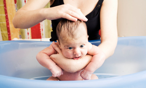 Vì sao cần tắm hàng ngày cho trẻ sơ sinh?